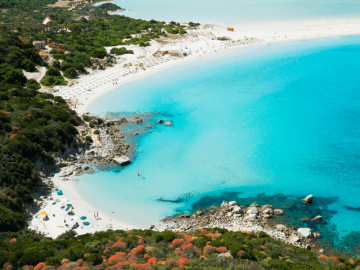 Luchtfoto van Villasimius en Porto Giunco baai, Sardinie